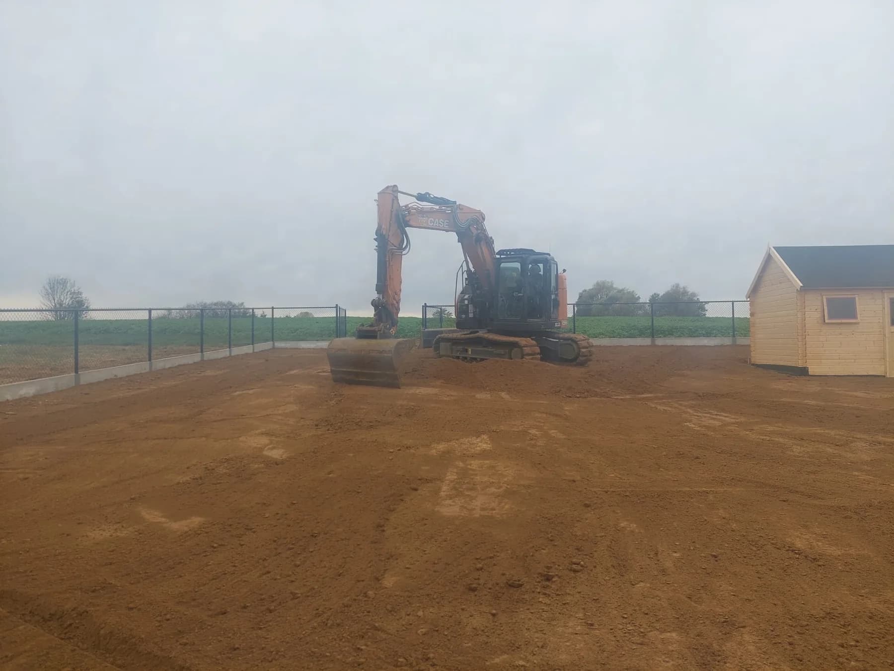 Afgewerkte tuin met gazon, verharding en beplanting