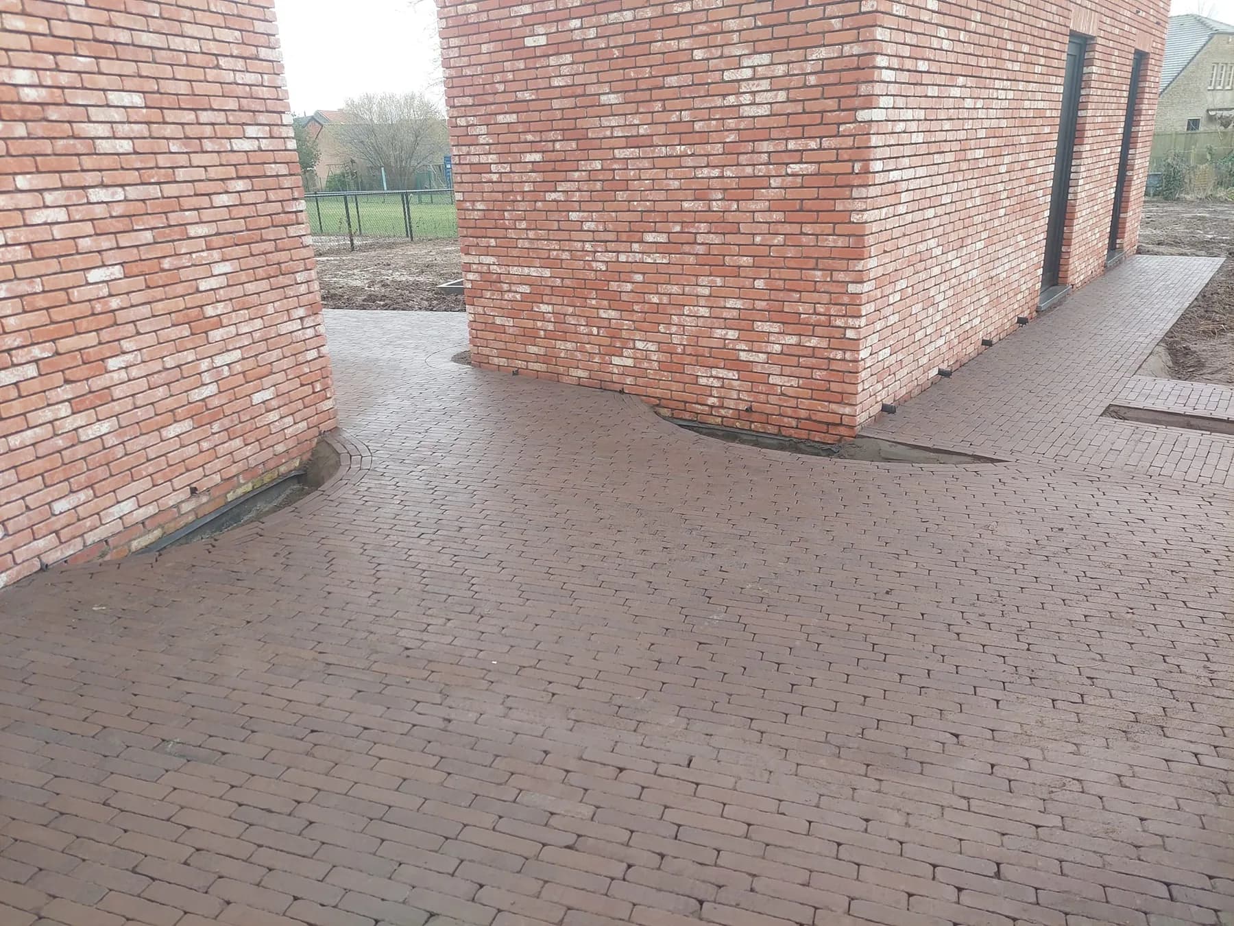Grondwerken met eigen machines tijdens een tuinproject van Steven Massa