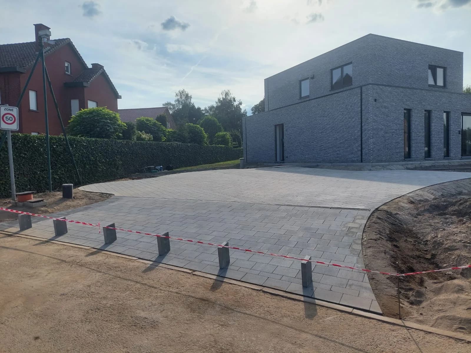 Nieuw gelegde klinkers voor een oprit met strakke boordstenen