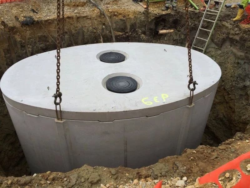 Waterput die in een uitgegraven bouwput wordt geplaatst