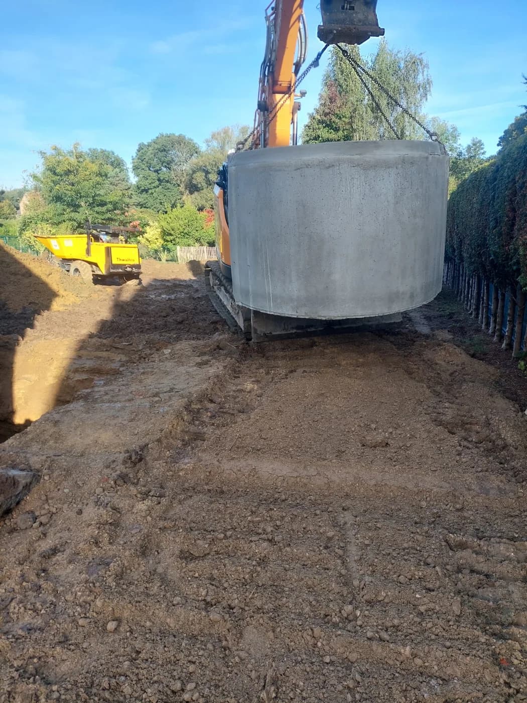 Voorbeeldfoto van een tuinwerf met grondwerk en bestrating