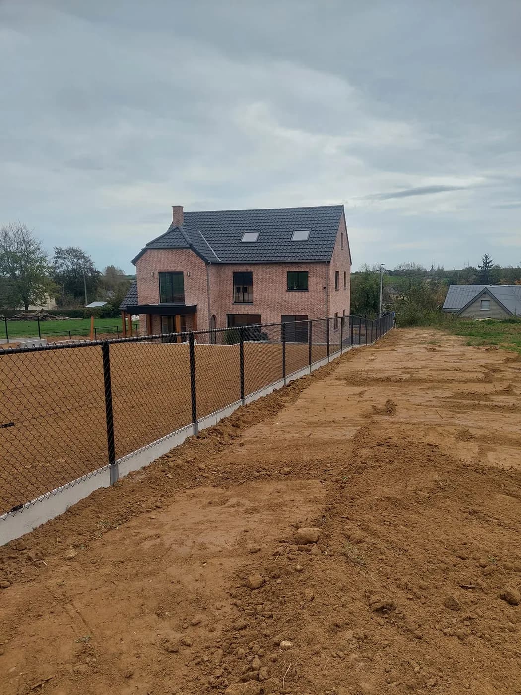 Recht uitgelijnde omheining langs een tuin